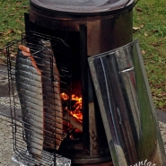 (FOTO: Finntastic) Finnischer Flammlachs wird traditionell am offenen Feuer langsam gegart.