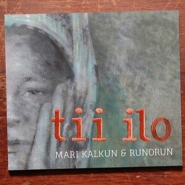 (FOTO: Jussi Tiainen) Das von Tatjana Bergelt gestaltete Cover des Albums "tii lo" der estnischen Sängerin Mari Kalkun und ihrer finnischen Band "Runorun"