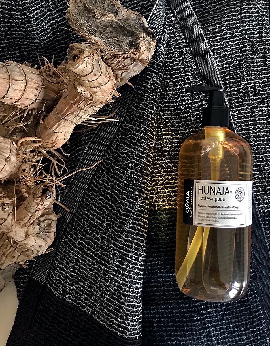 (FOTO: Nicoline Zarda, alati.de) Mit den naturbelassenen Duschgelen von OSMIA, z.B. Terva (Teer) und den hochwertigen Saunahandtüchern von Lapuan Kankurit steht einem "Finnischen Saunamoment" nichts mehr im Wege!
