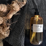 (FOTO: Nicoline Zarda, alati.de) Mit den naturbelassenen Duschgelen von OSMIA, z.B. Terva (Teer) und den hochwertigen Saunahandtüchern von Lapuan Kankurit steht einem "Finnischen Saunamoment" nichts mehr im Wege!