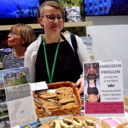 (FOTO: Finntastic)  Anni bietet in ihrem Gasthaus Puukarin Pysäkki karelische Dinner an. Ihre karelischen Piroggen sind super lecker.