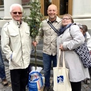 (FOTO: Alexander Richter) Alexander Richter mit dem Apfelbaum. Hier zu sehen mit seinem Papa (links) und der finnischen Reiseleiterin Asta Häkkinen (rechts).