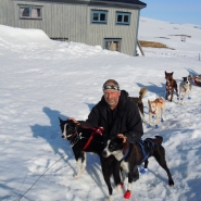 Dietrich B(FOTO: Dietrich Bender) Dietrich Bender und seine Schlittenhunde kurz vor dem Aufbruch zu einer neuen Tour.ender mit Huskies