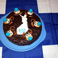 (FOTO: Finntastic) Fertig ist er! Unser Rentier-Schokoladenkuchen mit Moltebeerfüllung und Schoko-Salmiak-Glasur!