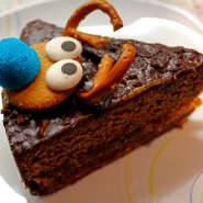 (FOTO: Finntastic) Der Kuchen wird zum Servieren in sechs gleiche Stücke geschnitten.