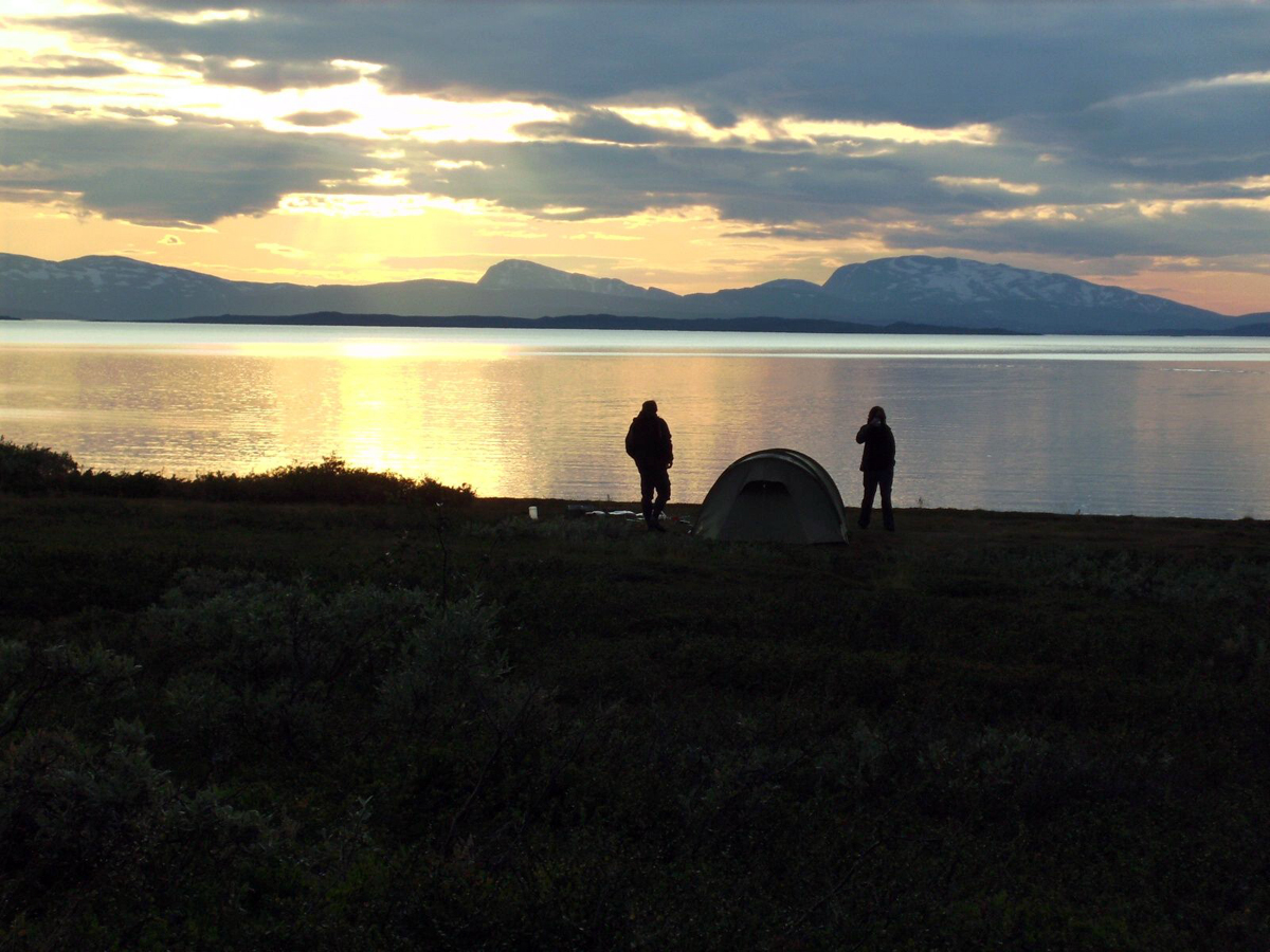 (FOTO: Dietrich Bender) Besonders beeindruckend: Die Sonnenuntergänge am Virihaure, Schwedens größtem, natürliche See.
