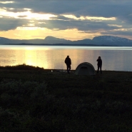 (FOTO: Dietrich Bender) Besonders beeindruckend: Die Sonnenuntergänge am Virihaure, Schwedens größtem, natürliche See.