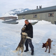 (FOTO: Dietrich Bender) Gleich geht es los! Dietrich Bender liebt Schlittenhundefahrten durch die endlos, weiten Schneelandschaften Skandinaviens.
