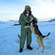 (FOTO: Dietrich Bender) Streicheleinheiten erwünscht! Auch die Huskies mögen Zuwendung.