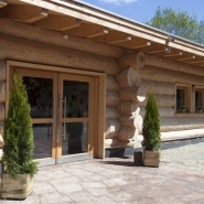 (FOTO: Heike Friedrich) Die gigantische Holz-Lodge der "nordischen Welt" des Tierparks Sababurg
