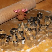 (FOTO: Finntastic) Jetzt geht es ans Ausstechen der Elchplätzchen, auch Janne-Oskari hilft fleißig mit.