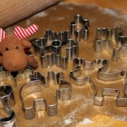 (FOTO: Finntastic) Elchstark! Das sind ja gleich drei verschiedene Elchausstechförmchen! Janne-Oskari ist begeistert!