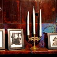 (FOTO: Finntastic) Ein Porträt des finnischen Lyrikers schmückt den Kamin in Erkkola.