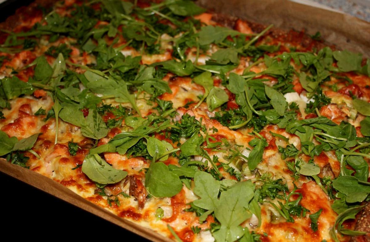 (FOTO: Finntastic) Der grüne Rucola verleiht der Flammlachspizza noch ein wenig Farbe.