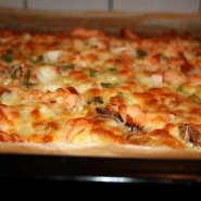 (FOTO: Finntastic) Die Flammlachspizza mit ihrer krossen Lachs-Käse-Kruste.