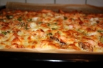 (FOTO: Finntastic) Die Flammlachspizza mit ihrer krossen Lachs-Käse-Kruste.