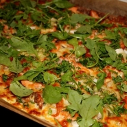 (FOTO: Finntastic) Der grüne Rucola verleiht der Flammlachspizza noch ein wenig Farbe.