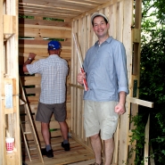 (FOTO: Finntastic) Dank der beiden DFG-ler Ernst Kraus (links) und Johannes Follmer (rechts) nimmt die FIN-GER Sauna schnell Gestalt an.