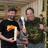 (FOTO: Finntastic) Die beiden kreativen Köpfe des FIN-GER, Matthias Braun (links) und Juhani Karanka (rechts), haben einen Mordsspaß beim Errichten der Palettensauna.