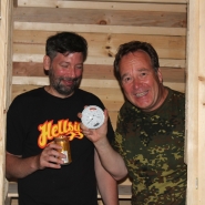 (FOTO: Finntastic) Juhani und Matthias testen die finnomenale FIN-GER Sauna. Das Thermometer beweist, der Saunaofen funktioniert!