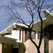 (FOTO: Illustration aus Kaisa Broner-Bauers Buch "Visions of architecture", Oku Publishing) Das Gebäude der finnischen Botschaft in Neu Delhi hebt sich durch seinen Baustil deutlich ab von anderen Gebäuden in der Umgebung.