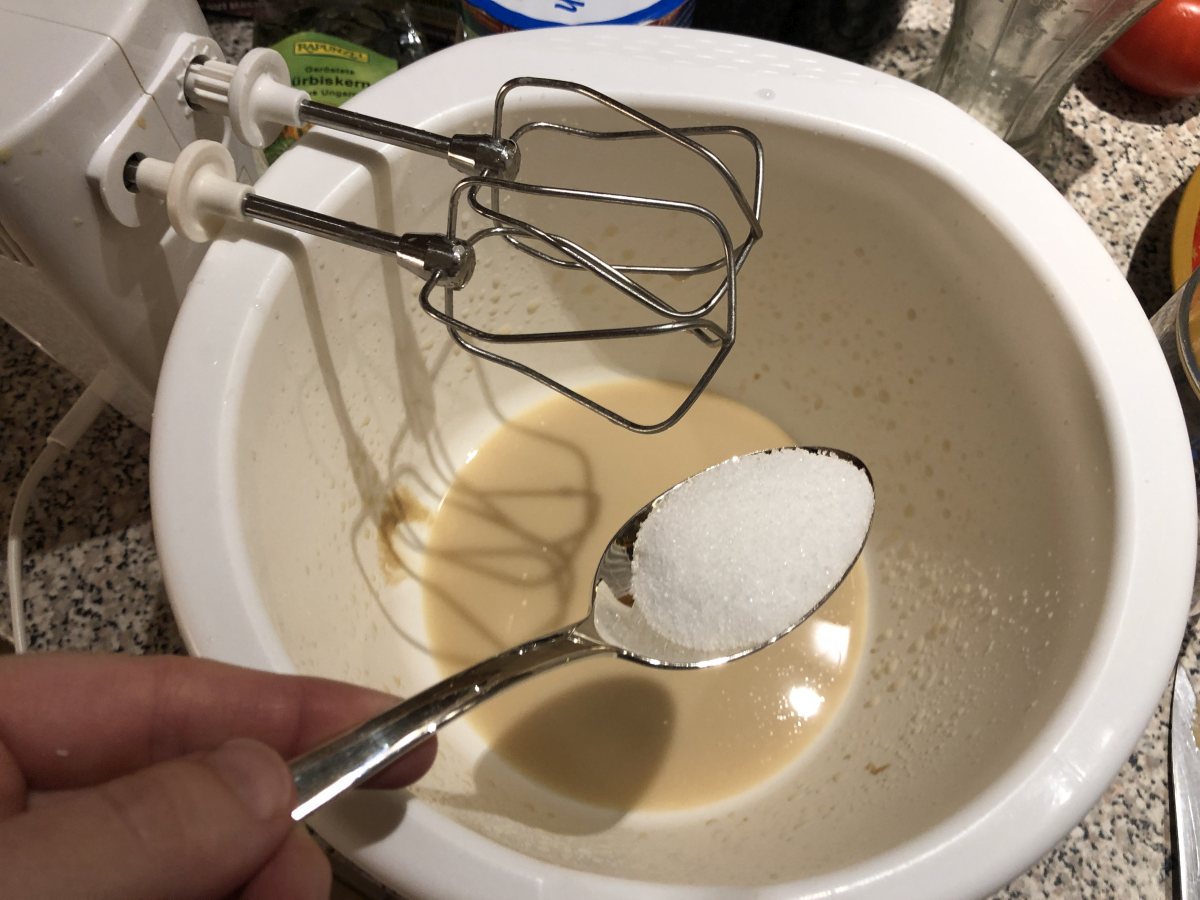 (FOTO: Finntastic) Nachdem ihr die Hefe in lauwarmen Wasser aufgelöst habt, fügt ihr zwei Esslöffel Zucker hinzu.