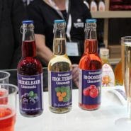 (FOTO: Finntastic) Die Beerenlimonaden von  Saiman Marja gibt es drei leckeren Sorten: Heidelbeere, Moltebeere und Moosbeere.