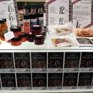 (FOTO: Finntastic) Am Gemeinschaftsstand von Lapin Marjat und Lapin Gourmetkokit gab es leckere Moltebeermarmelade sowie kaltgeräuchertes Rentierfleisch und würzige Rentierbratwust.