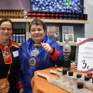 (FOTO: Finntastic)  Eine  Spezialität war auch der Rentierkuss, ein Preiselbeerwodka oder Wald-Heidelbeer Wodka (Polarlicht) sowie der  Krähenbeeren Wodka (Ruf der Wildnis).