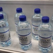 (FOTO: Finntastic) Das natürliche Quellwasser von Polar Spring aus Finnland gibt es still und mit Kohlensäure.
