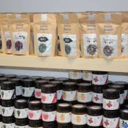 (FOTO: Finntastic) Poikain Parhaat bieten auch unterschiedliche Tees  und Marmeladen  an. Der Savusaunatee ist sicher vom Geschmack her  eher speziell.