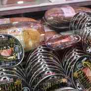 (FOTO: Finntastic)  Eine Delikatesse ist auch der über Erlenrauch geräucherte Schinken  von Kivikylän Kotipalvaamo.