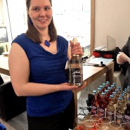 (FOTO: Finntastic) Der alkoholfreie Moltebeersekt von Saiman Marja ist das ideale Partygetränk aus Finnland.