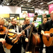 (FOTO: Finntastic) Die schräge Band "Walk-A-Tones" sorgte während des kulinarischen  Events am Hessenstand für gute Unterhaltung.