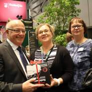 (FOTO: Finntastic) Als Dankeschön für die tolle Zusammenarbeit bekam Finnlandfreund Joachim Diesner ein finnisches Reisekochgeschirr (Retkisetti) von Muurikka überreicht.