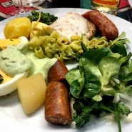 (FOTO: Finntastic) Mein Spezialitätenteller vom kulinarischen Hessenevent. Ich muss zugeben auch die  Frankfurter Grie Soße von Reiner Neidhart schmeckt hervorragend. Nur der Handkäs mit Musik war etwas gewöhnungsbedürftig...