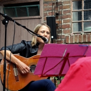 (FOTO: Finntastic) Claudia Brendler mit ihrer Akustikgitarre.