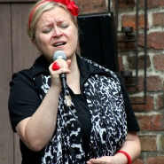 (FOTO: Finntastic) Leadsängerin Laura Ryhänen von Uusikuu verleiht den Songs Gefühl und Melancholie.
