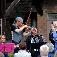(FOTO: Finntastic) Claudia Brendler unterstützt das Uusikuu-Trio während der Tangoeinlagen tatkräftig auf der Akustikgitarre.