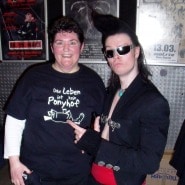 (FOTO: Eva Barth) In puncto Humor auf einer Wellenlänge: Eva und Pauli Hauta-Aho von den Leningrad Cowboys!