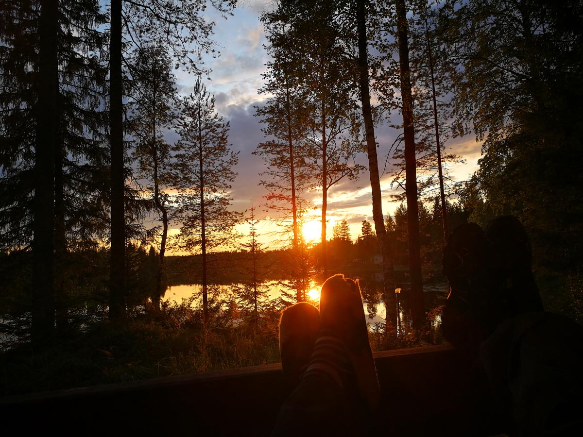 (FOTO: Elli Jobbágy) Füße hoch und den Sonnenuntergang von der Terrasse des Mökkis genießen.