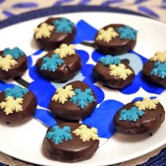 (FOTO: Inken Paletta, Finntastic) Die blau-weißen Schokoladensterne sind die perfekte Deko für Plätzchen zum finnischen Unabhängigkeitstag. 