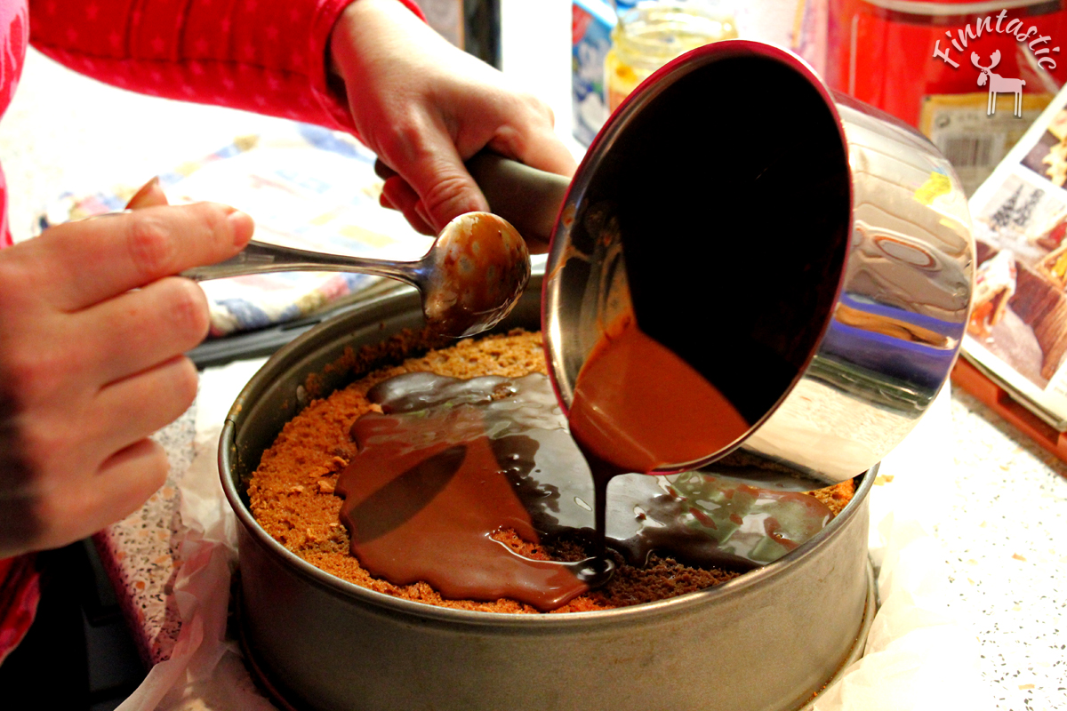 (FOTO: Finntastic) Die fertige Schoko-Salmiak-Glasur verteilt ihr gleichmäßig über dem ganzen Kuchen.
