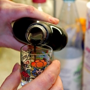 (FOTO: Finntastic) Für das Topping braucht ihr ein Schnapsglas Salmiakki.