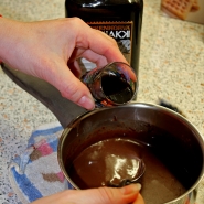 (FOTO: Finntastic) Das Schnapsglas mit Salmiakki gebt ihr zur flüssigen Fazerschokoladen-Glasur dazu.