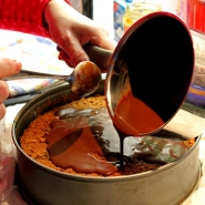 (FOTO: Finntastic) Die fertige Schoko-Salmiak-Glasur verteilt ihr gleichmäßig über dem ganzen Kuchen.