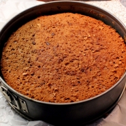 (FOTO: Finntastic) Zum Schluss setzt ihr das umgedrehte obere Kuchenstück oben auf die Moltebeerfüllung. Jetzt fehlt nur noch das Schoko-Salmiak-Glasur.