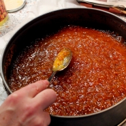 (FOTO: Finntastic) Auf das untere Kuchenstück in der Springform gebt ihr jetzt die Moltebeermarmelade.