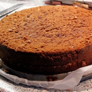 (FOTO: Finntastic) Zunächst nehmt ihr den Kuchen aus der Springform und schneidet ihn einmal in der Mitte durch.