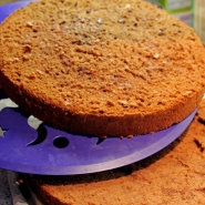 (FOTO: Finntastic) Dann dreht ihr das obere Stück der Schönheit halber um. Dieses setzt ihr später auf das untere Stück mit Moltebeerfüllung.